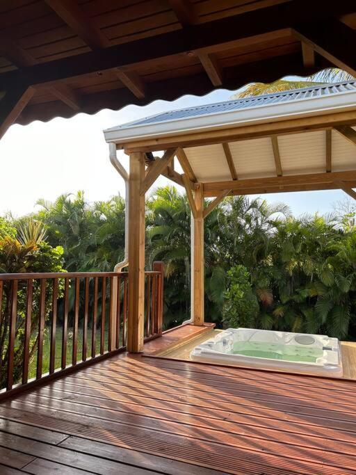 Bungalow Avec Jacuzzi Privatif Villa Sainte-Rose Exterior foto