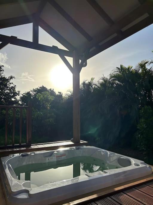 Bungalow Avec Jacuzzi Privatif Villa Sainte-Rose Exterior foto