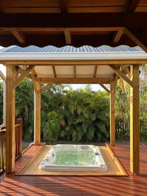 Bungalow Avec Jacuzzi Privatif Villa Sainte-Rose Exterior foto
